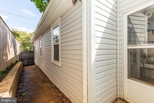 Building Photo - 110 S Lawrence St