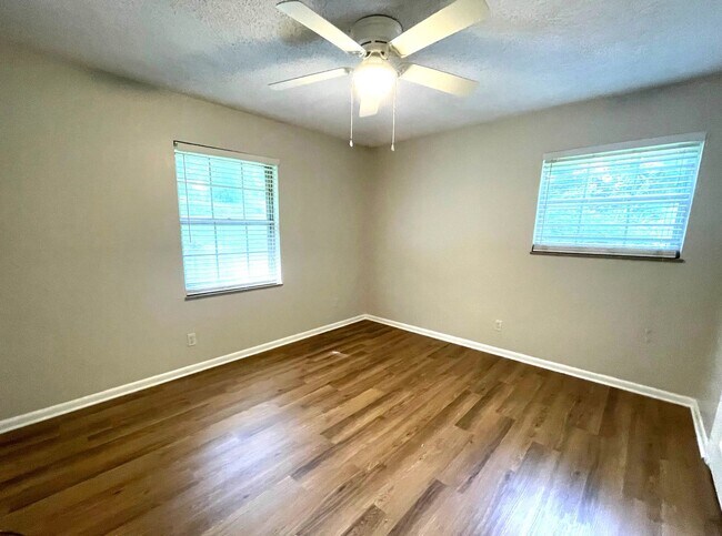 Foto del edificio - Quaint 2 bedroom 1 bath apartment on quiet...