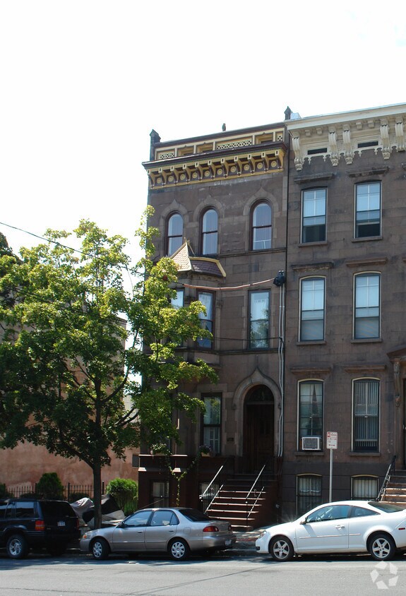 Primary Photo - 18 Ten Broeck St