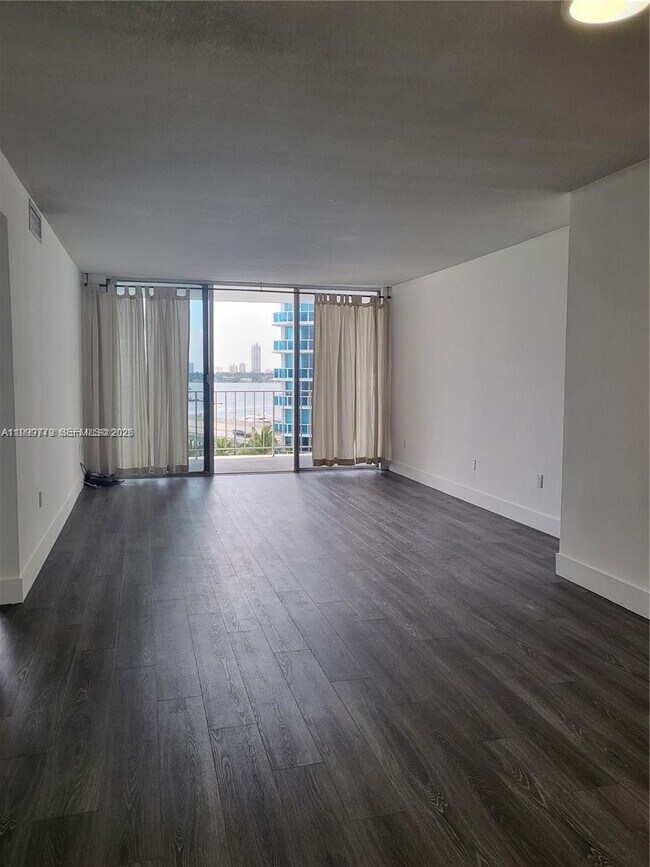 Foto del edificio - 1865 79th Street Causeway
