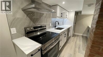 Building Photo - 123 Robinson St