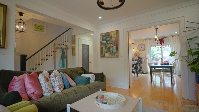 Building Photo - 581 Soudan Ave