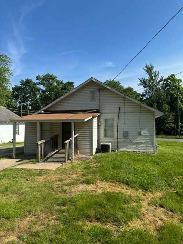 Foto principal - 2 bed/ 1 bath single family home
