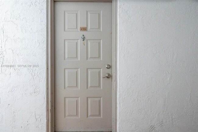 Building Photo - 711 N Pine Island Rd