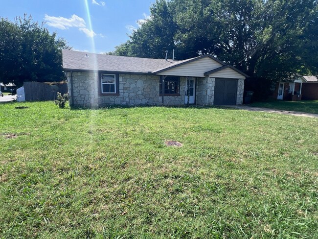 Building Photo - 1001 Bell Dr