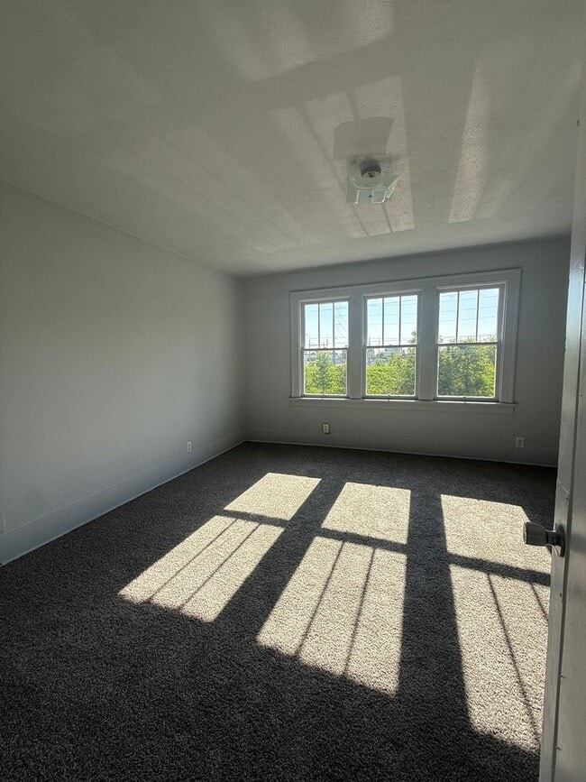 Building Photo - Beautiful 4/2 Home