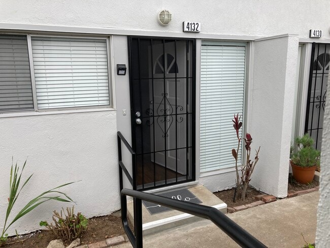Front door entrance - 4132 Shorecrest Ln