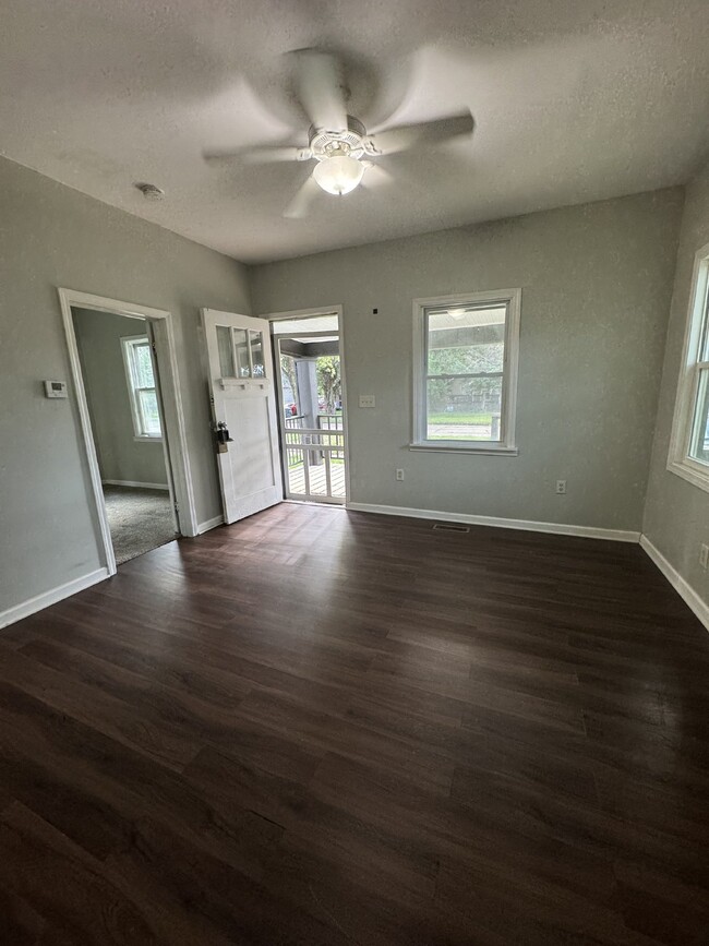 Building Photo - 2 Bedroom and 1 Bath Duplex, w/ off street...