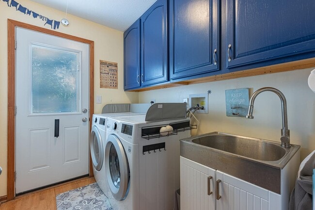Building Photo - Immaculate 4 bed 3.5 bath w/2 offices, eat...