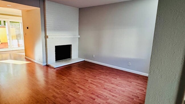 Building Photo - Charming 3BR/1.5BA Townhouse in Pleasanton...