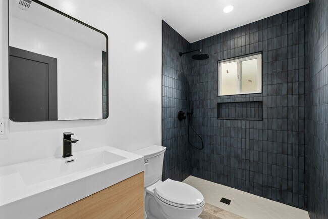 Foto del edificio - 5234 W Olympic Blvd