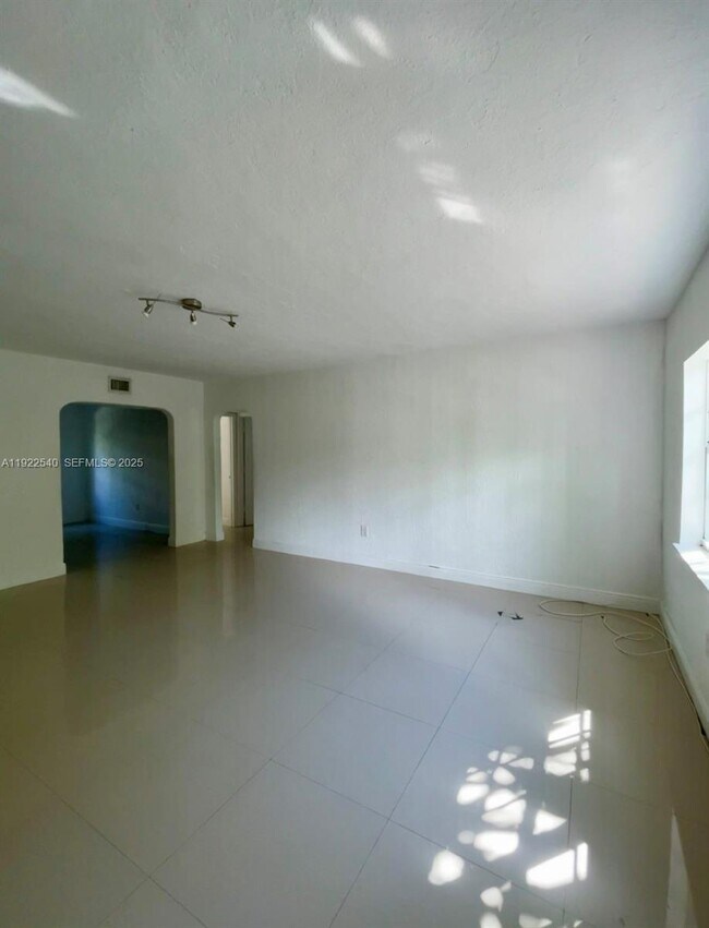 Foto del edificio - 531 NE 68th St