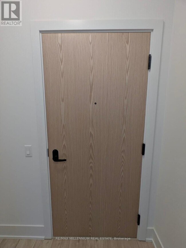 Building Photo - 10 Inn On The Pk Dr