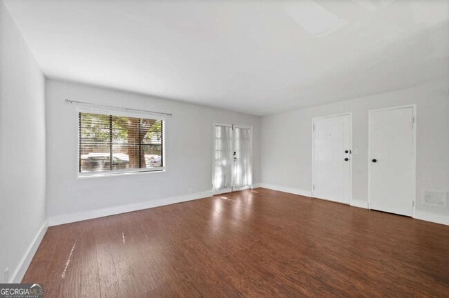 Building Photo - 1370 Chalmette Dr NE