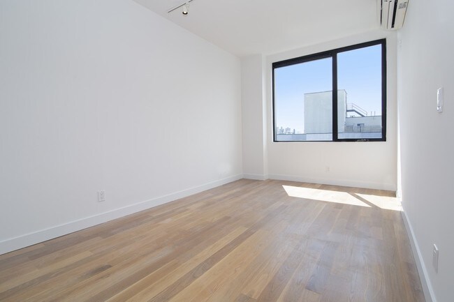 Building Photo - 100 Ainslie St