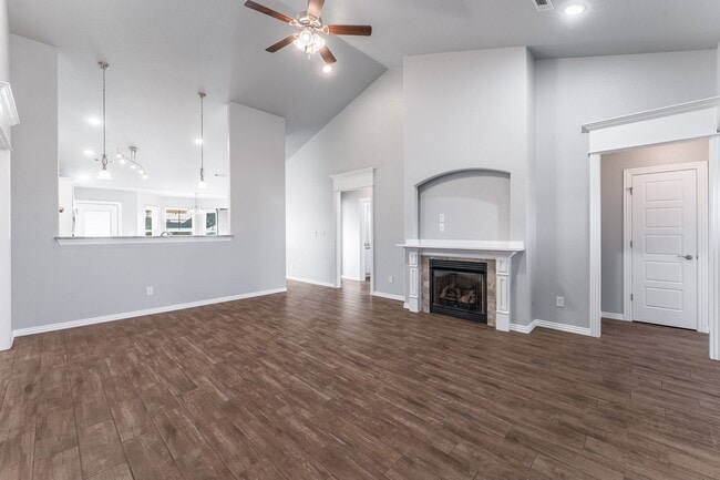 Foto del edificio - Welcome to this stunning 4-bedroom, 2-bath...