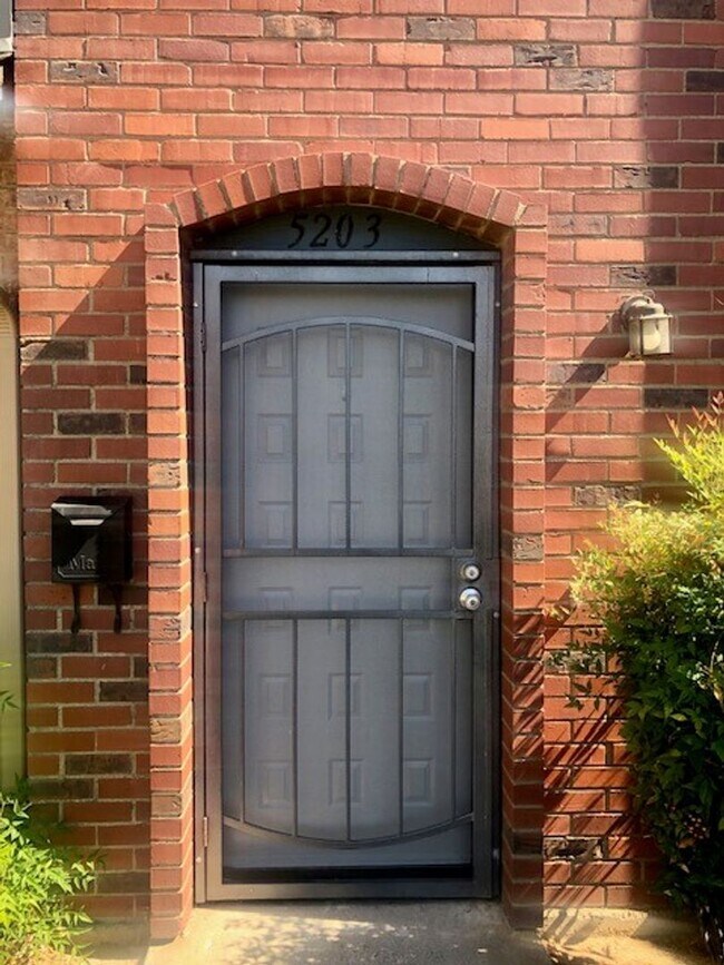 Building Photo - Charming 3 bedroom, 2.5 bath Townhome in C...