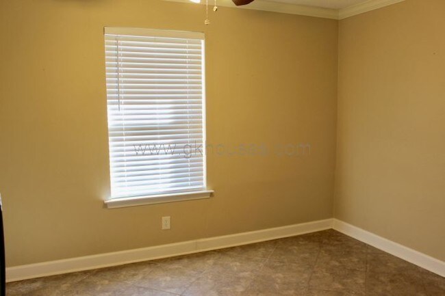 Building Photo - 3 bed / 2 bath home