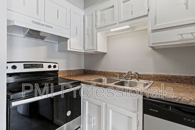 Building Photo - 800 Anderson Ln