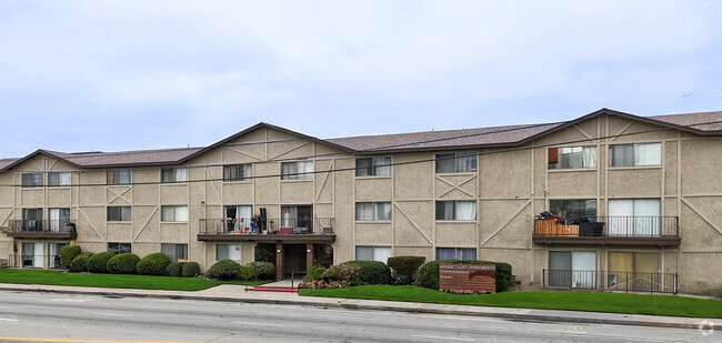 Green Court - Green Court Apartments