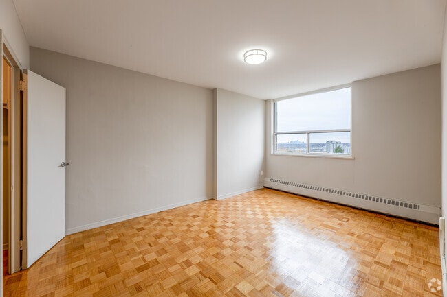 2BR, 1BA - 915SF - Bedroom - 2960 Don Mills Rd