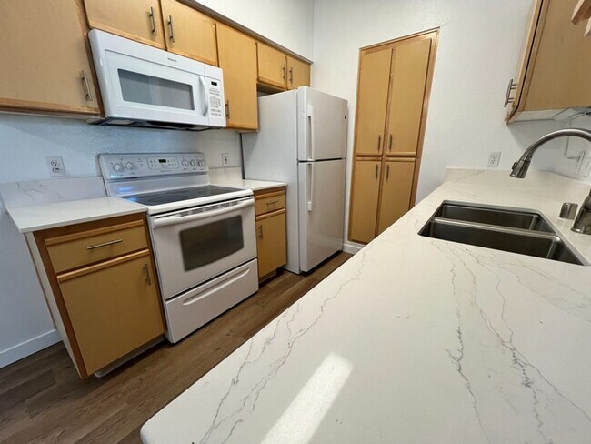 Foto del edificio - 6850 Sharlands Ave.