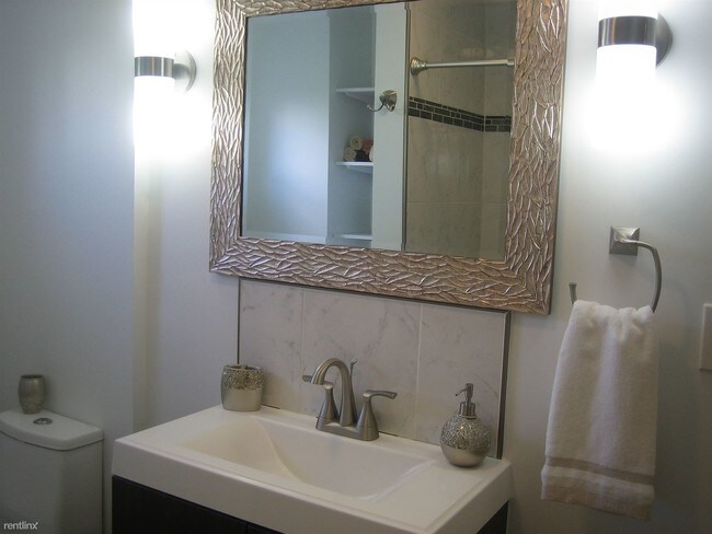 Building Photo - 2 br, 1 bath 4plex - 4 Apple Ave CALLS ONL...
