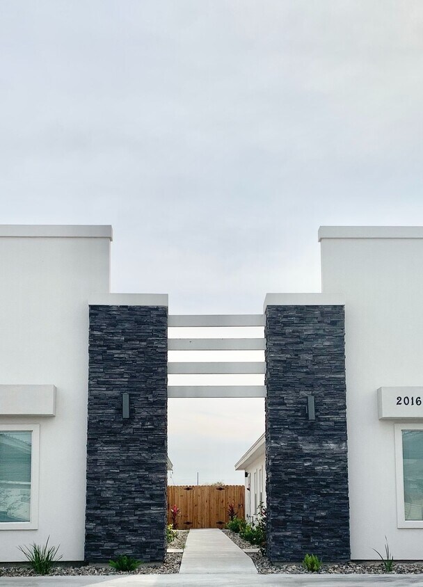 Primary Photo - 2016 Summerland Ln