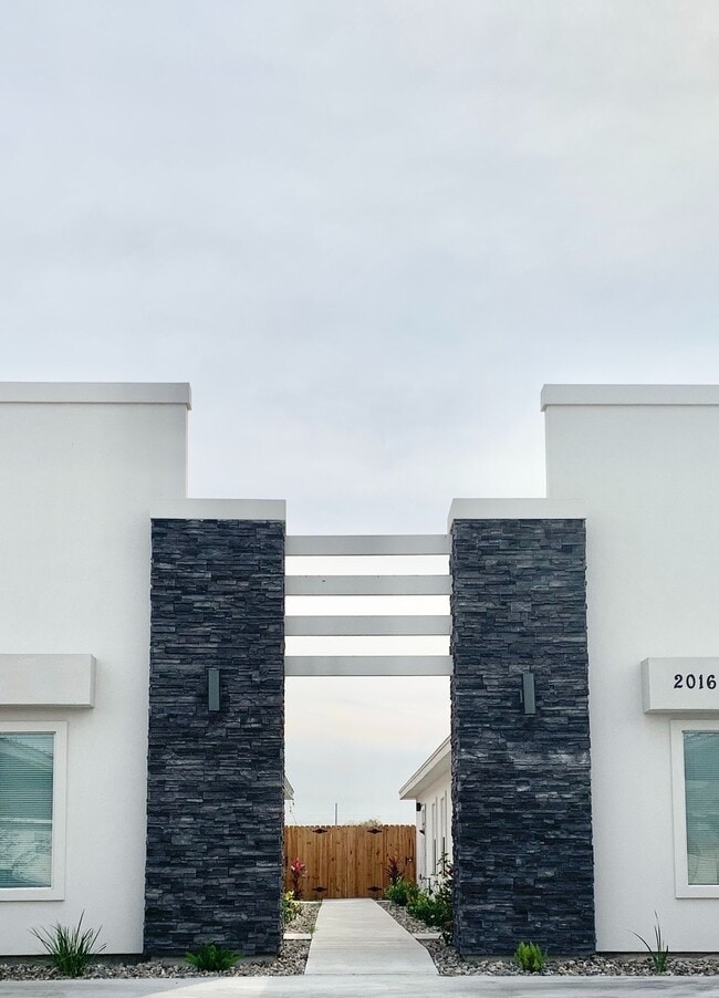 Building Photo - 2016 Summerland Ln