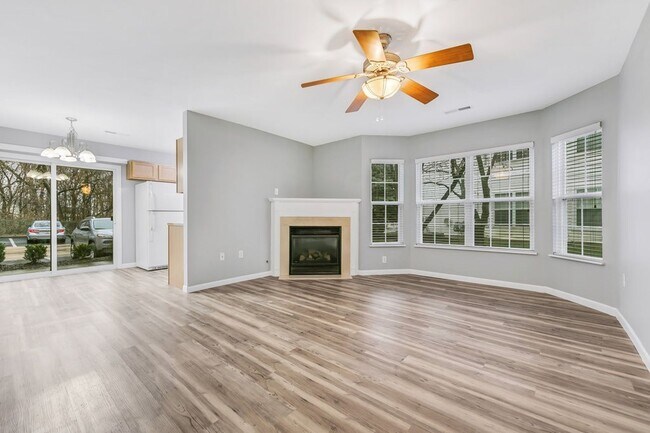 Building Photo - 2 Bedroom/2 Bathroom Condo in Beautiful Tu...