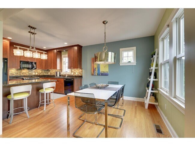 Foto del edificio - 3810 W 31st St