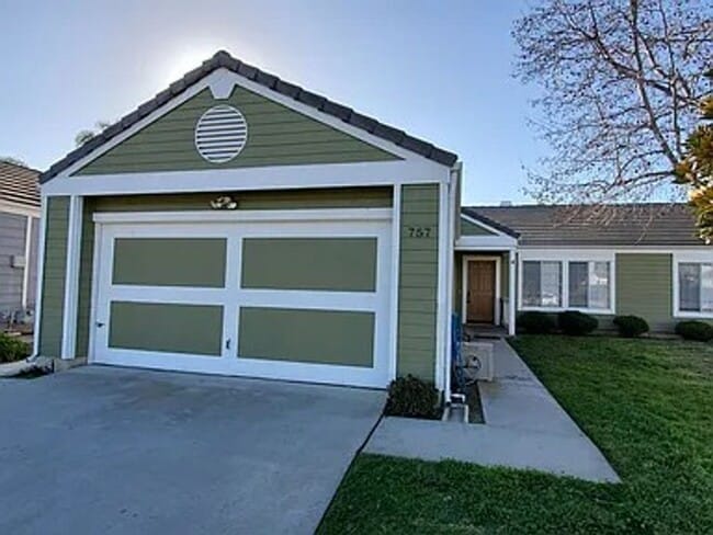 Building Photo - Rare 3 Bed / 2 Bath with Huge Backyard!
