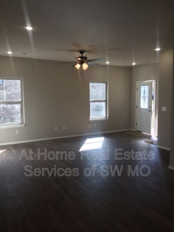 Building Photo - 638 S Landen Ave