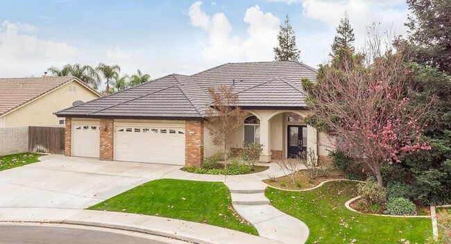 Foto del edificio - 5 Bedroom/3 Bath Home with Paid Solar System - $3395 Per month!