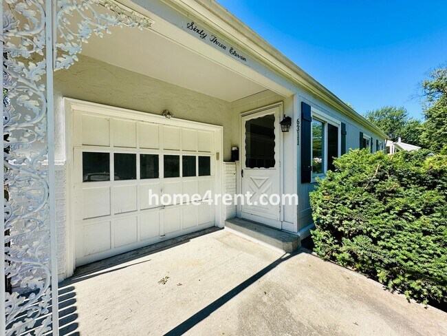 Foto del edificio - Overland Park Ranch w/ Wood Floors, Update...