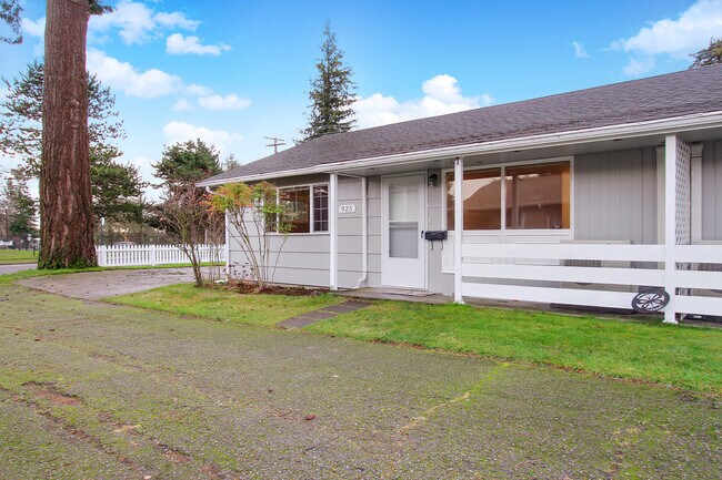 Building Photo - 925 5th Ave SW