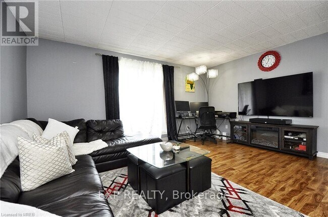 Building Photo - 71-271 Vanier Dr