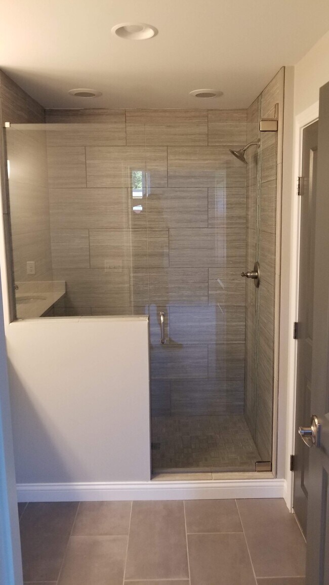 Master Bath - 114 Broadway St