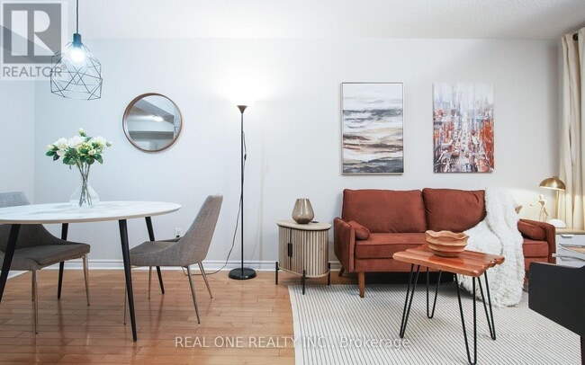 Building Photo - 250 Wellington St W