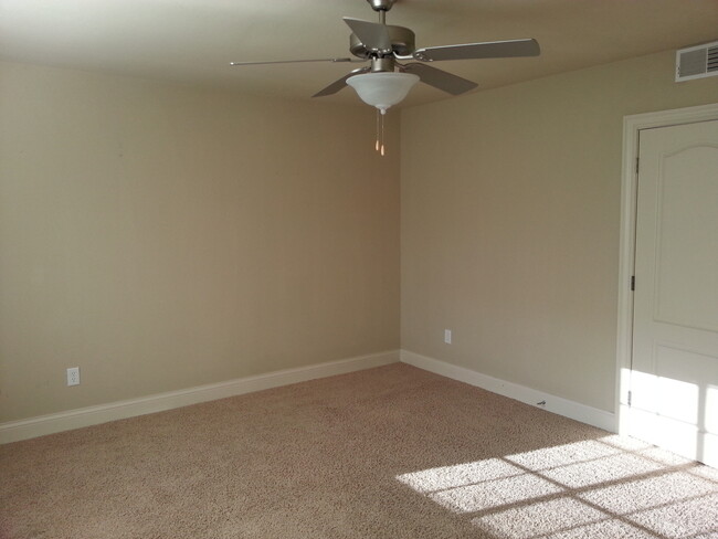 Building Photo - AVAILABLE FALL 2024!!  1 bedroom, 1 bath L...