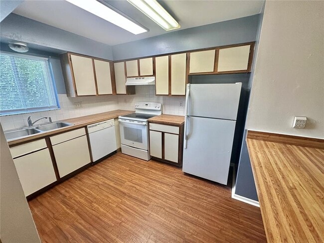 Building Photo - 2549 S Oak Ave