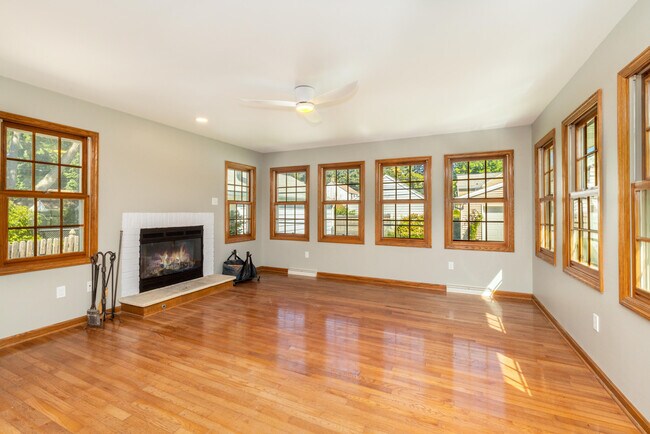 Building Photo - 4750 N Elkhart Ave