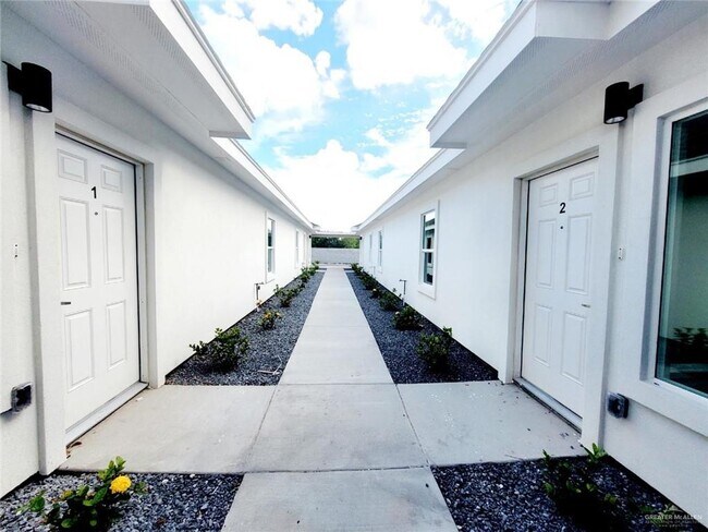 Building Photo - 13 Frio Ave