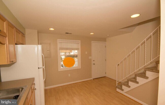 Building Photo - 72 Carroll View Ave