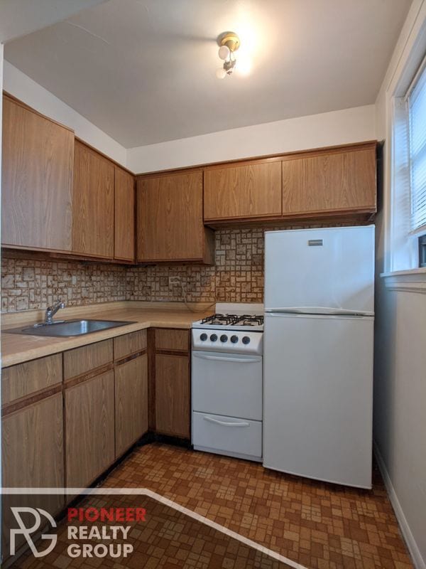 Building Photo - 739 W Belmont Ave