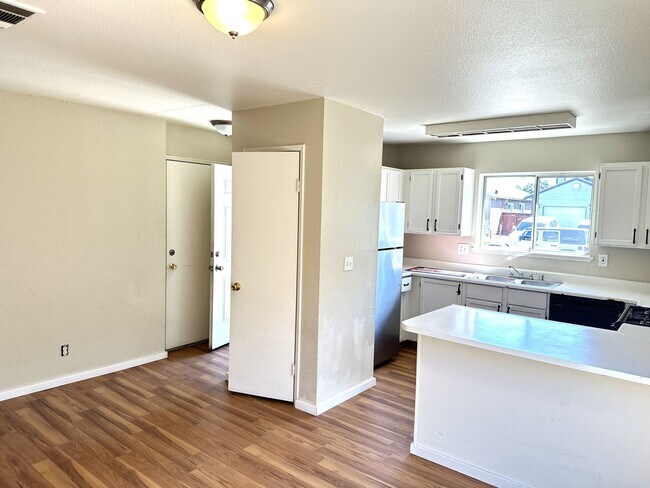 Building Photo - Nice & Quiet single family home in the cen...