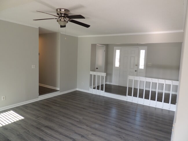 Foto del edificio - 5823 Rivercroft Rd