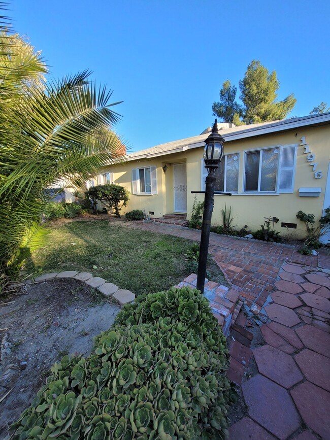 Building Photo - 11976 Redbank St