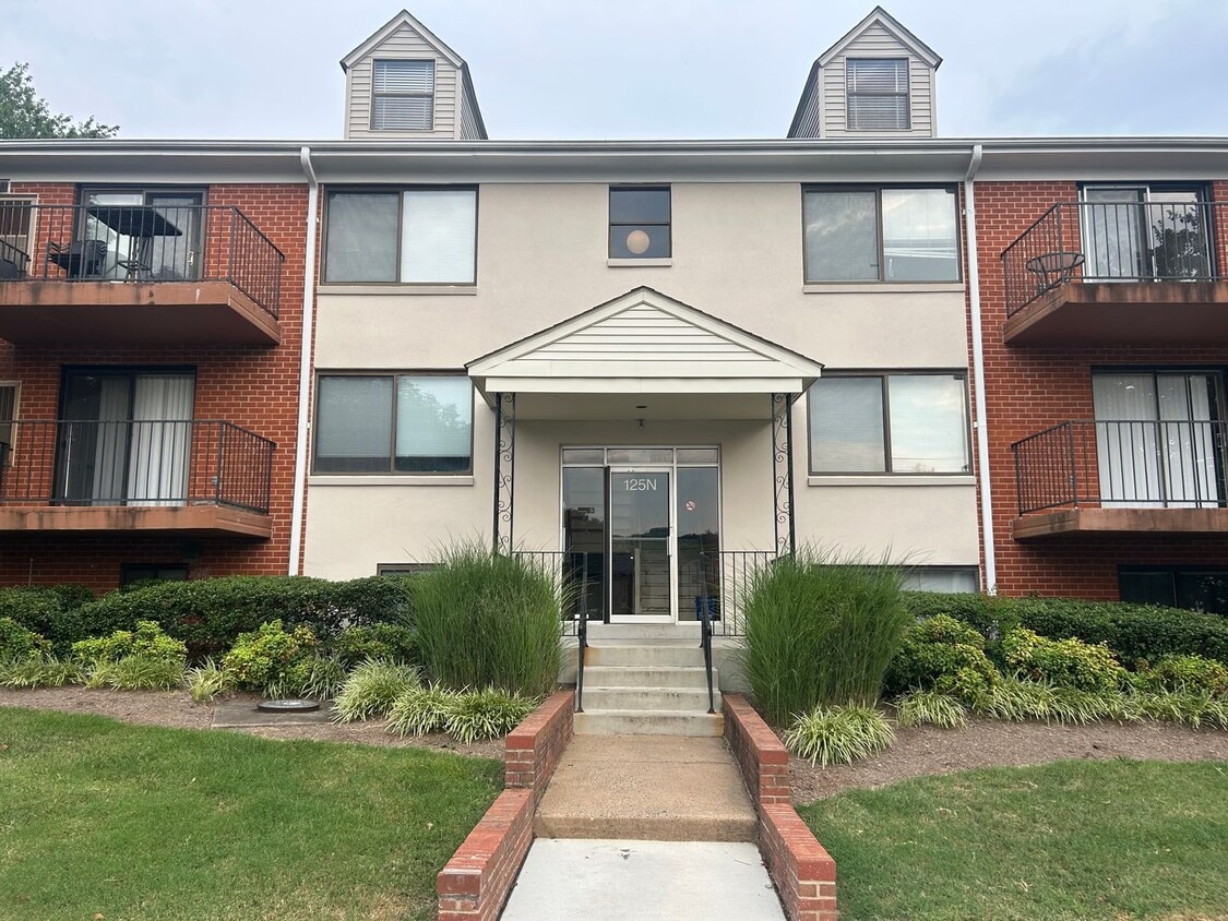Primary Photo - Cozy Leesburg condo for rent with balcony