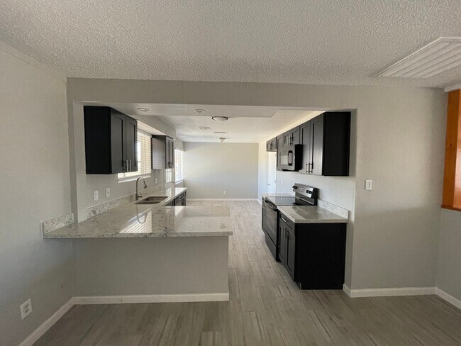 Foto del edificio - 4/2, w/two garage, storage and fenced yard